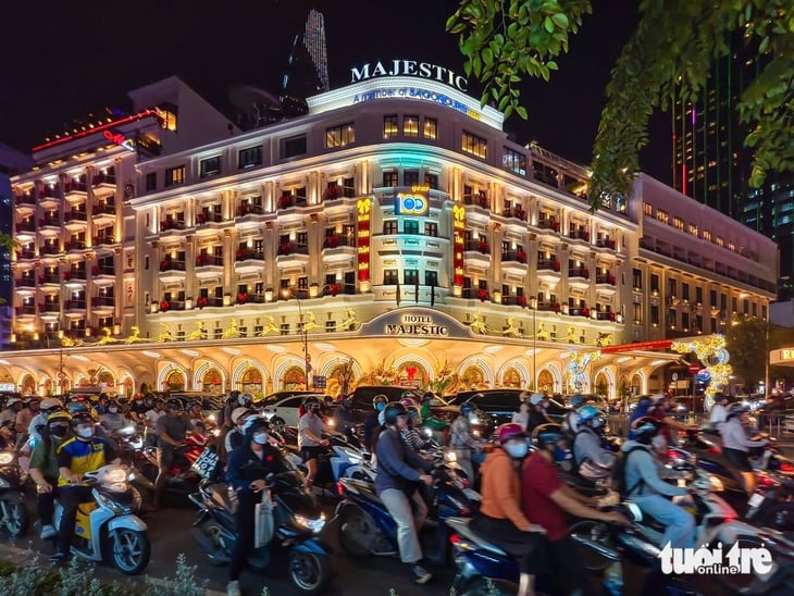 ফো দিবসের প্রতিক্রিয়ায় ১০০টি বাটি ফো পরিবেশনের মাধ্যমে ম্যাজেস্টিক হোটেল তার শতবর্ষ উদযাপন করছে - ছবি ১। Majestic - Ảnh 1.