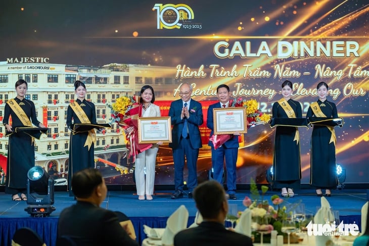 ফো দিবসের প্রতিক্রিয়ায় ১০০টি বাটি ফো পরিবেশনের মাধ্যমে ম্যাজেস্টিক হোটেল তার শতবর্ষ উদযাপন করছে - ছবি ৪। Majestic - Ảnh 4.