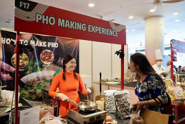 Η κα. Hai Thien, η πωλήτρια φο, είναι πολύ γενναιόδωρη με το φο - Φωτογραφία 1.