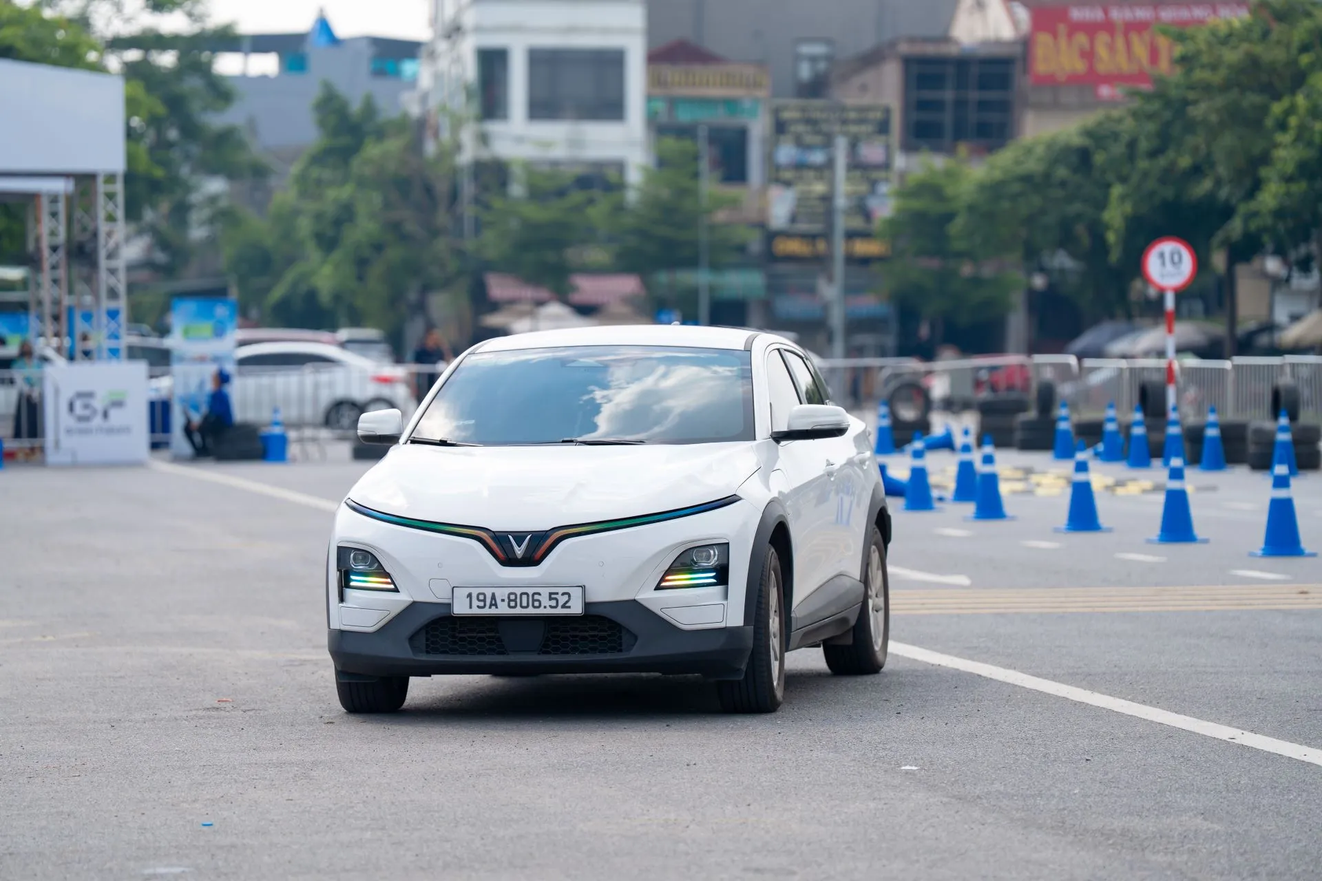 VinFast VF 6៖ រថយន្ត SUV ៥ កៅអីដ៏មានតម្លៃបំផុតសម្រាប់គ្រួសារវ័យក្មេង ដែលបង្កើនប្រសិទ្ធភាពទាំងបទពិសោធន៍ និងតម្លៃ។