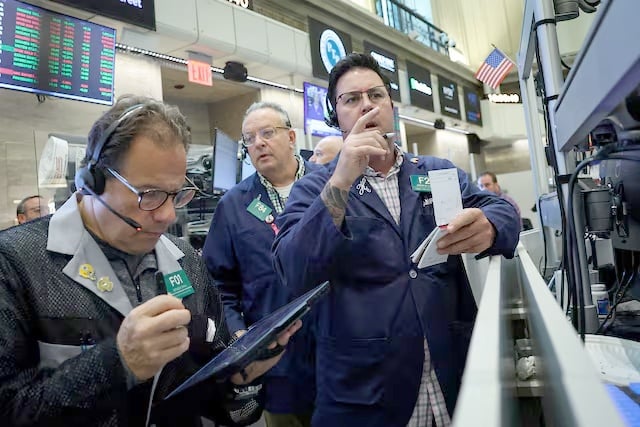 De beurs van Wall Street sloot lager; zorgen over een AI-bubbel en inflatie zorgden ervoor dat beleggers hun aandelen verkochten. Phố Wall kết thúc thấp hơn; nỗi lo về bong bóng AI và lạm phát khiến các nhà đầu tư rời bỏ