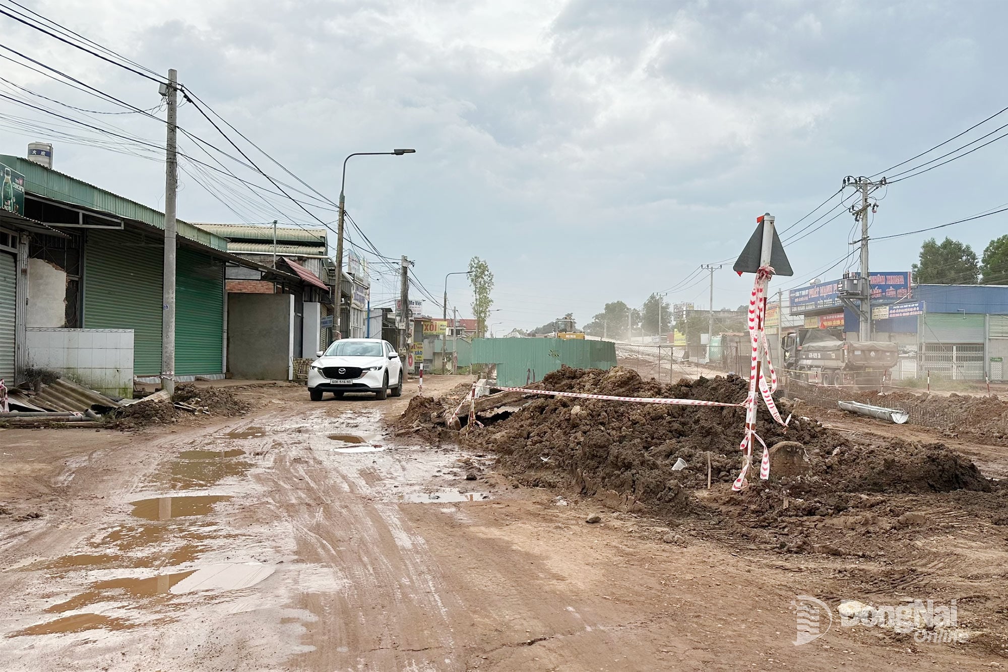 យានយន្តឆ្លងកាត់ការដ្ឋានសំណង់ផ្លូវប្រសព្វស្ពានអាកាសបាវកឹន (ក្នុងឃុំឡុងភឿក)។ រូបថត៖ ធុយលីញ