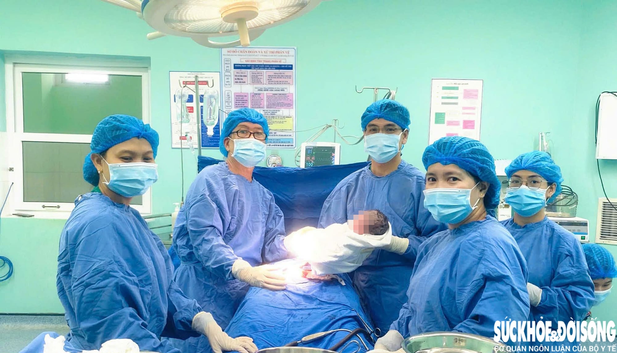 Şiddetli preeklampsi geçiren annede, 34. haftada enine prezentasyonla gerçekleştirilen 'gergin' sezaryen doğum - Fotoğraf 1. 'Căng thẳng' ca mổ thai 34 tuần ngôi ngang, sản phụ tiền sản giật nặng- Ảnh 1.