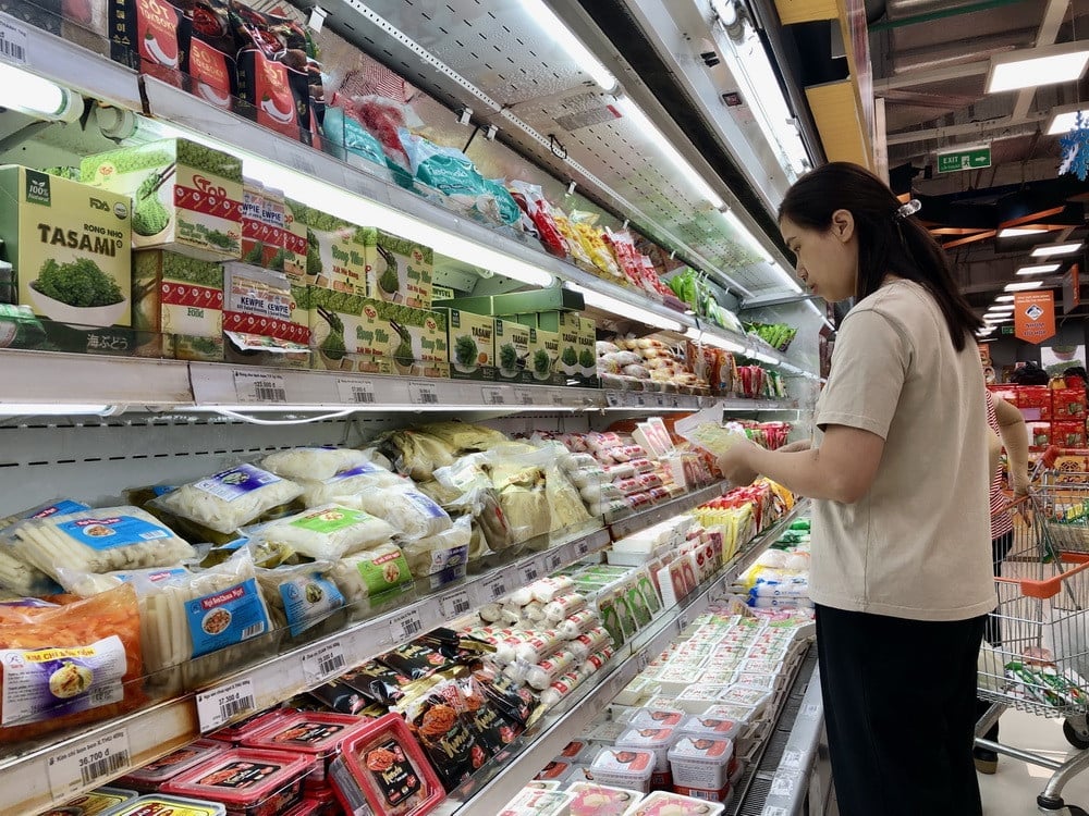 ພວມມີມາດຕະການຮີບດ່ວນເພື່ອຫຼຸດຜ່ອນຜົນກະທົບຈາກໄພພິບັດທາງທຳມະຊາດ, ຟື້ນຟູການຜະລິດ ແລະ ກິດຈະກຳທາງທຸລະກິດ, ເພີ່ມການບໍລິໂພກ, ແລະ ຕອບສະໜອງຄວາມຕ້ອງການຂອງປະຊາຊົນໃນຊ່ວງເທດສະການປີໃໝ່ຈີນ. ພາບ: ມີ້ເຟືອງ/TTXVN. Khẩn trương khắc phục hậu quả thiên tai, phục hồi sản xuất kinh doanh, đẩy mạnh tiêu dùng, phục vụ nhu cầu Tết của nhân dân. Ảnh: Mỹ Phương/TTXVN.