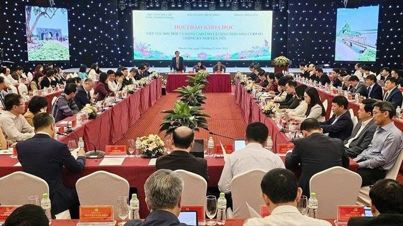 Das wissenschaftliche Seminar „Kontinuierliche Innovation und Qualitätsverbesserung der Aktivitäten der Parteigliederungen im neuen Zeitalter“ fand in Thanh Hoa statt. (Foto: MAI LUAN)