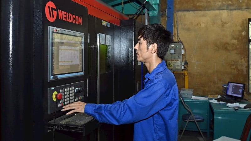 Drift av en mekanisk prosesseringslinje hos Tomerco An Khang Company, Ngoc Liep Industrial Cluster (Hanoi). (Foto av TUỆ NGHI)