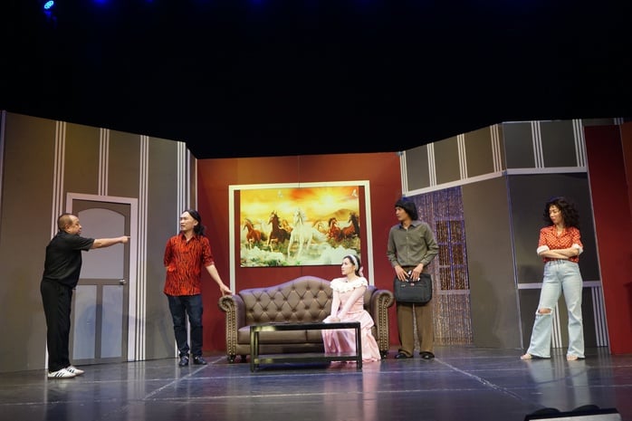 Thu Trang, Tiến Luật, Khả Như, Quang Tuấn quậy tung nóc 