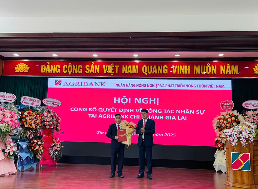 ong-nguyen-minh-phuong-uy-vien-btv-dang-uy-thanh-vien-hdtv-trao-quyet-dinh-va-tang-hoa-chuc-mung-ong-phan-ngoc-linh-ben-trai.jpg