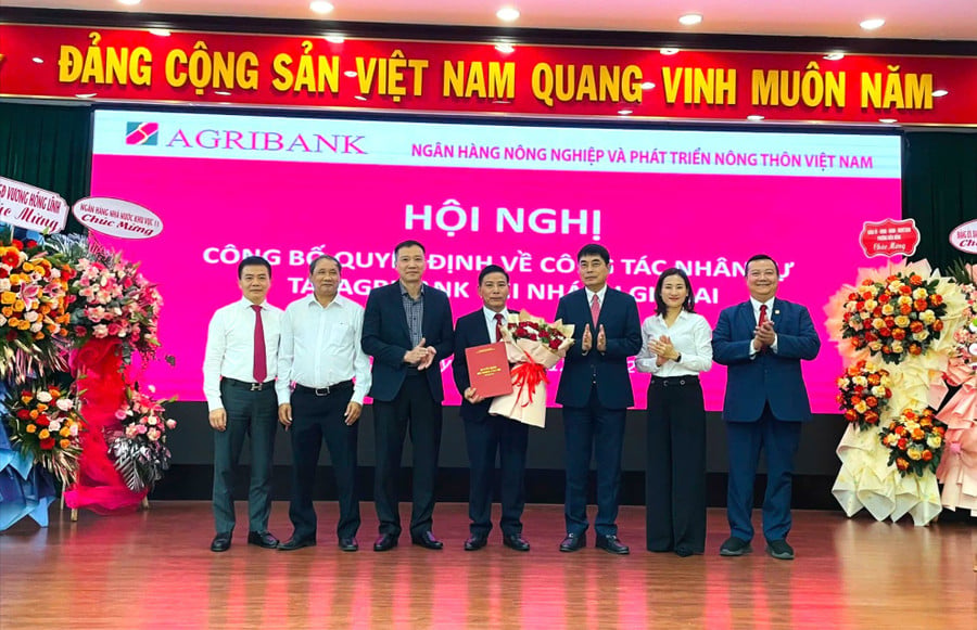 cac-dai-bieu-tham-du-hoi-nghi-chuc-mung-ong-phan-ngoc-linh-va-chup-hinh-luu-niem.jpg