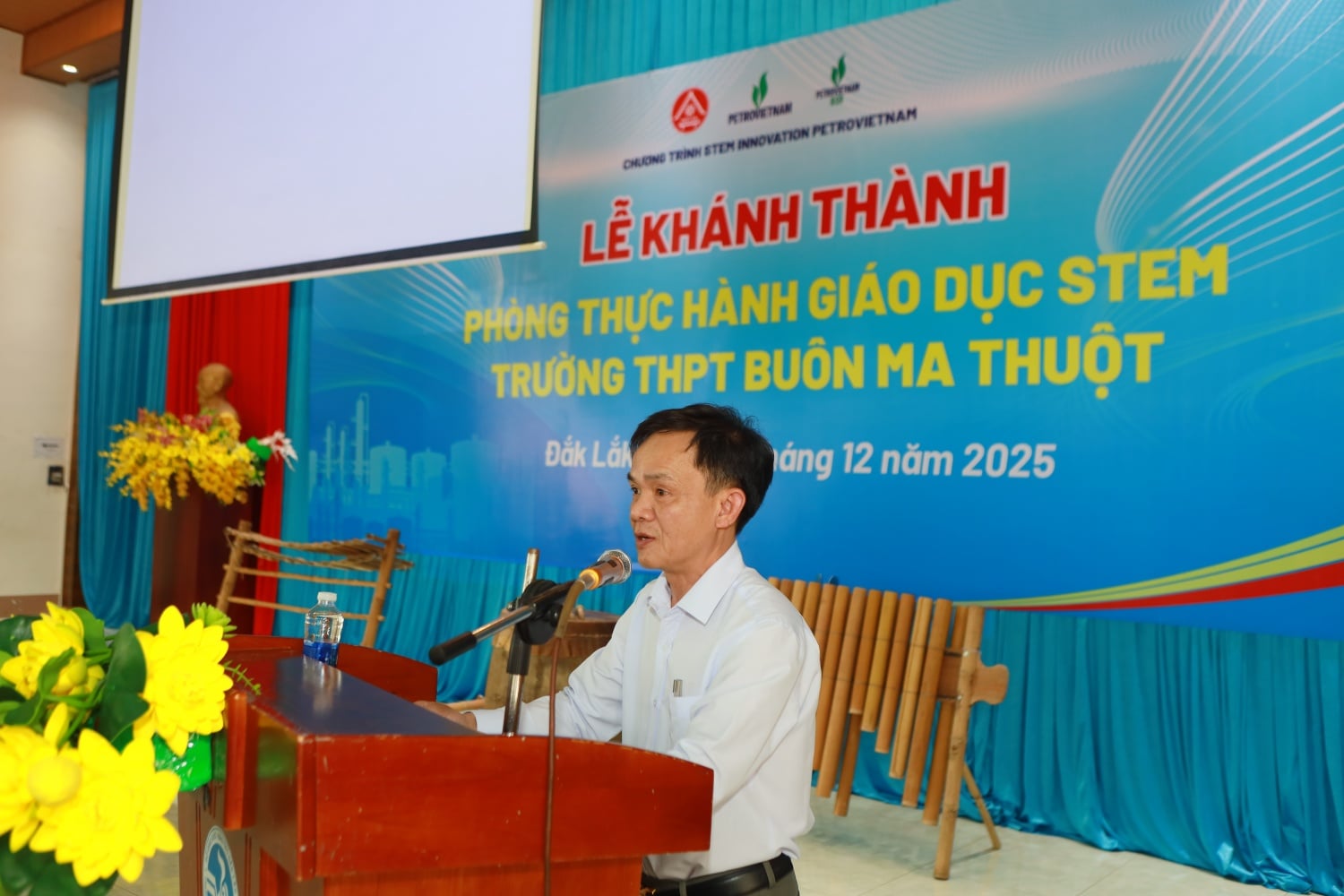 Herr Pham Huy Van, biträdande direktör för Dak Laks utbildningsdepartement, uppskattade mycket STEM-rummens praktiska användning för utbildningssektorn och deras bidrag till att 