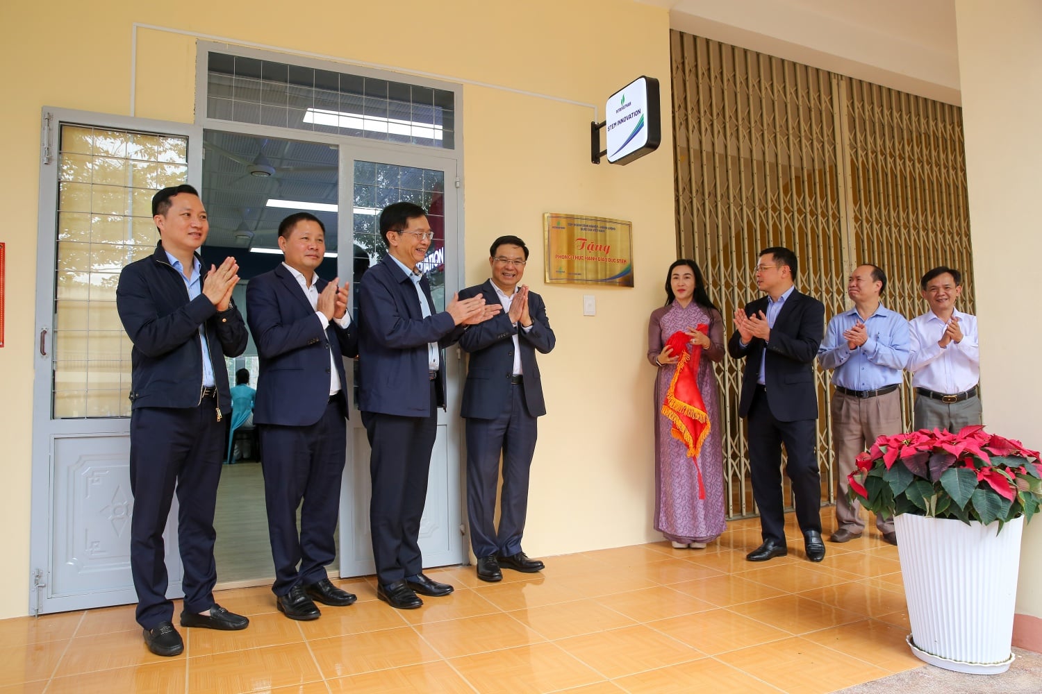 Delegaterna invigde STEM-rummet på Buon Ma Thuot High School.