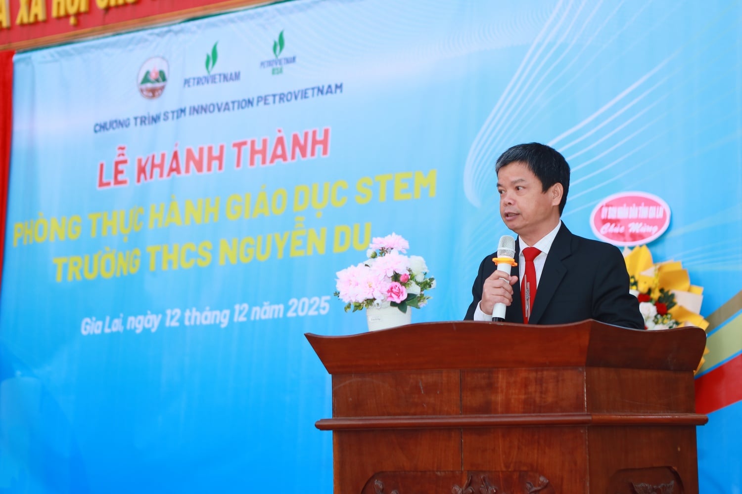 Kamrat Nguyen Huu Que, vice ordförande för Gia Lai-provinsens folkkommitté, bekräftade att invigningen av STEM-rummet, sponsrat av Petrovietnam, markerade en milstolpe i att föra STEM-utbildning närmare eleverna i Gia Lai-provinsen.