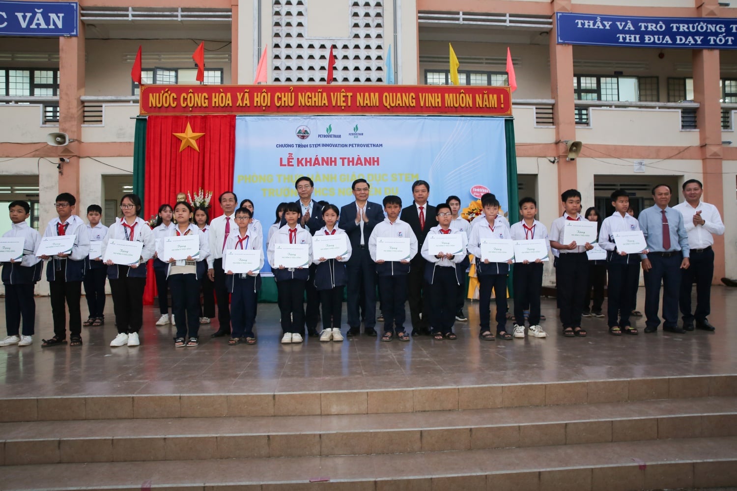Representanter från Gia Lai provinsiella folkkommitté, Petrovietnam och BSR överlämnade gåvor till framstående elever vid Nguyen Du Secondary School.