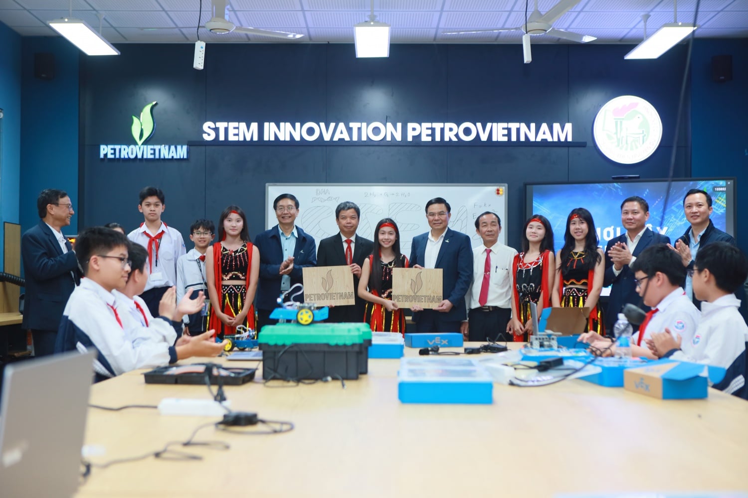 Ledarna från Petrovietnam fick produkter tillverkade av elever från Nguyen Du Secondary School med utrustning och maskiner från STEM-labbet.