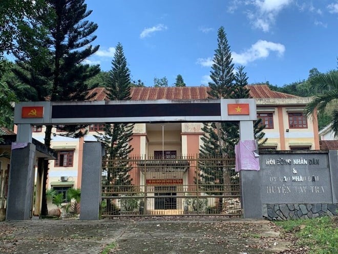 Quang Ngai eyaletindeki Tay Tra ilçesinin (eski) Halk Komitesi'nin eski ofis binası - ilçe birleşmesinden sonra terk edilmiş durumda. Fotoğraf: Vien Nguyen.