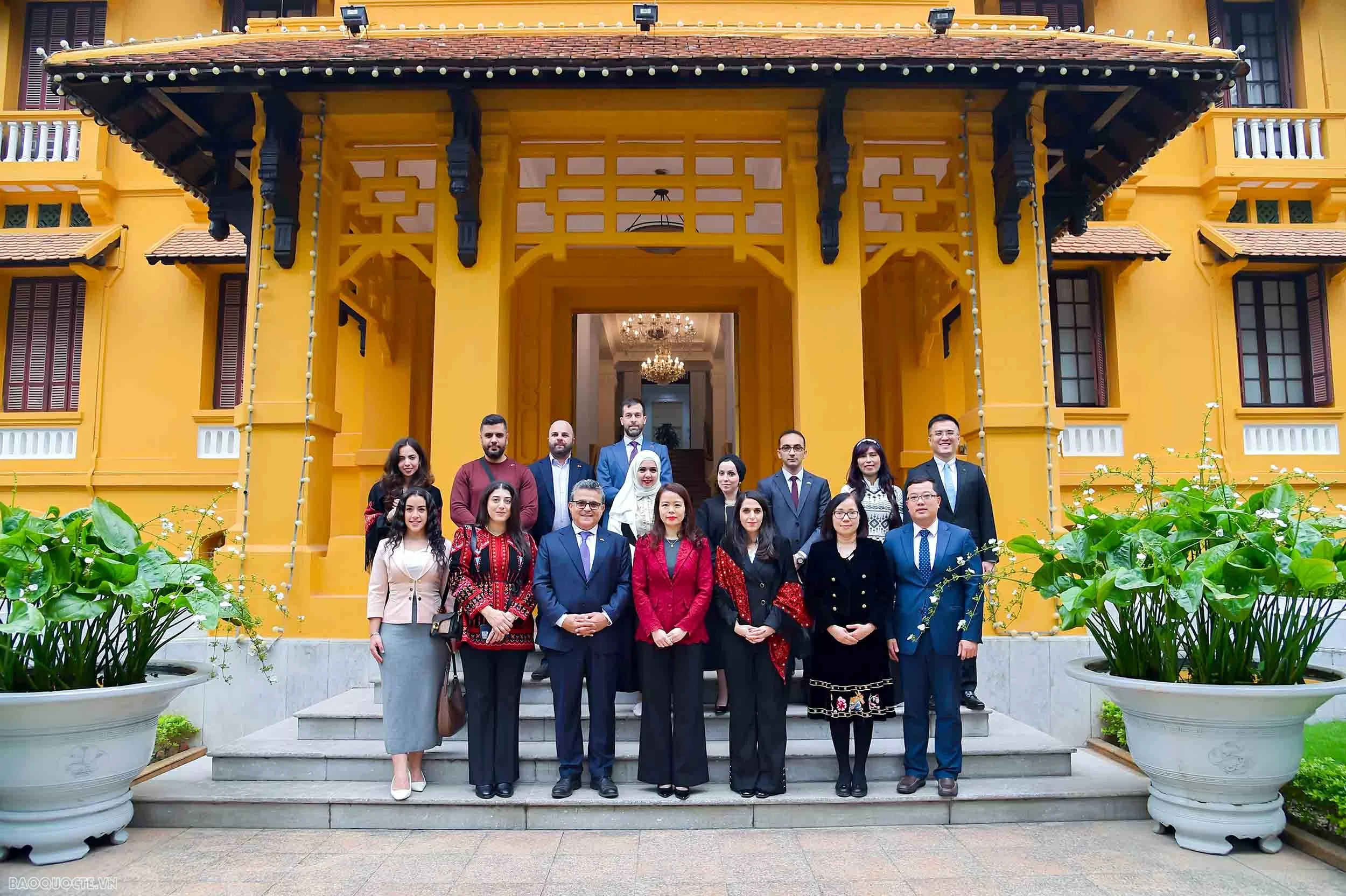 Le vice-ministre Nguyen Minh Hang reçoit la délégation de responsables palestiniens participant à un cours de formation à l'Académie diplomatique. Thứ trưởng Nguyễn Minh Hằng tiếp đoàn cán bộ Palestine tham gia khoá đào tạo tại Học viện Ngoại giao