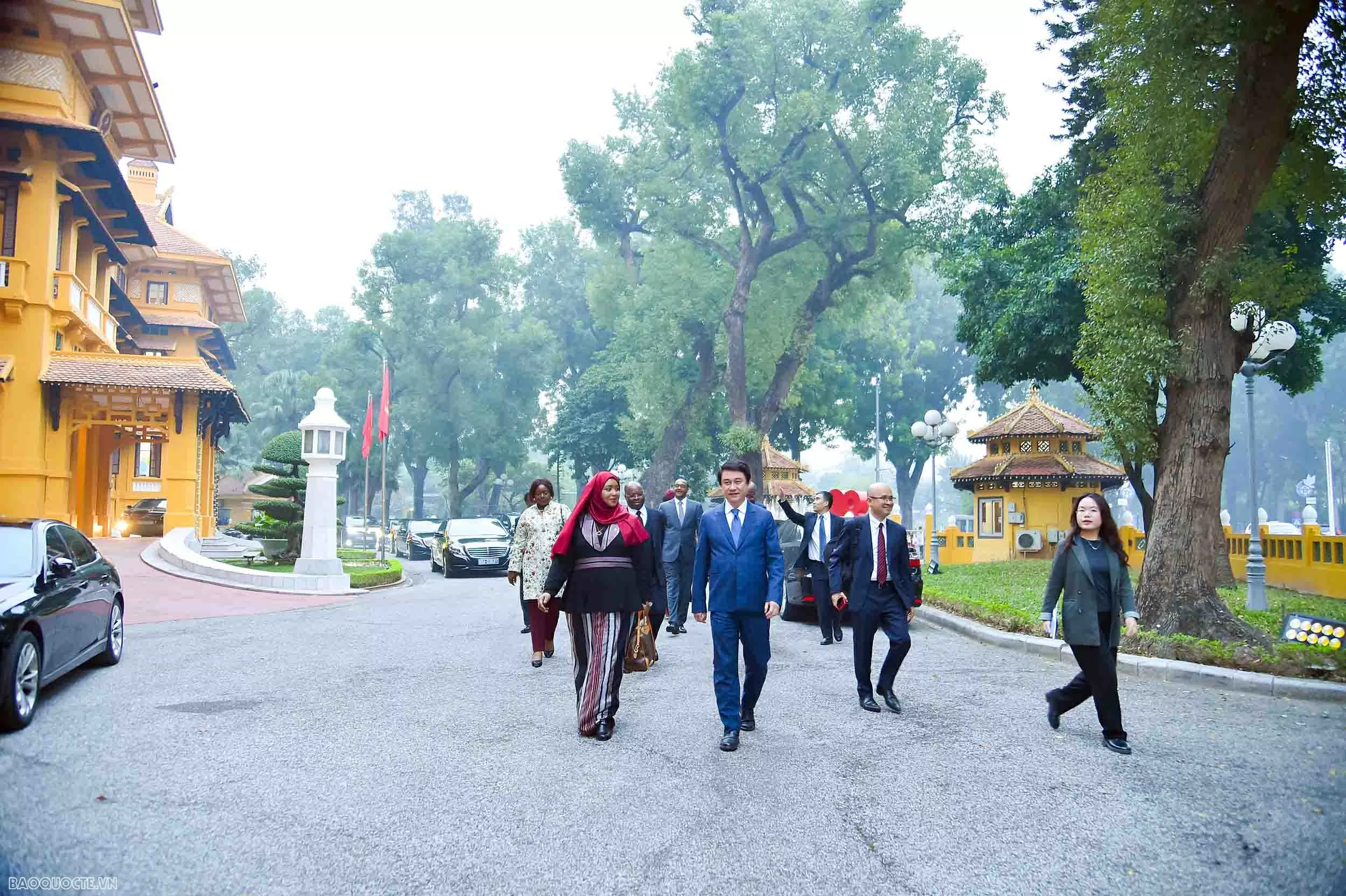 סגן שר החוץ לה אן טואן מקבל את פני שגרירי מדינות אפריקה שאינן תושבות בווייטנאם. Thứ trưởng Ngoại giao Lê Anh Tuấn tiếp Đại sứ các nước châu Phi không thường trú tại Việt Nam