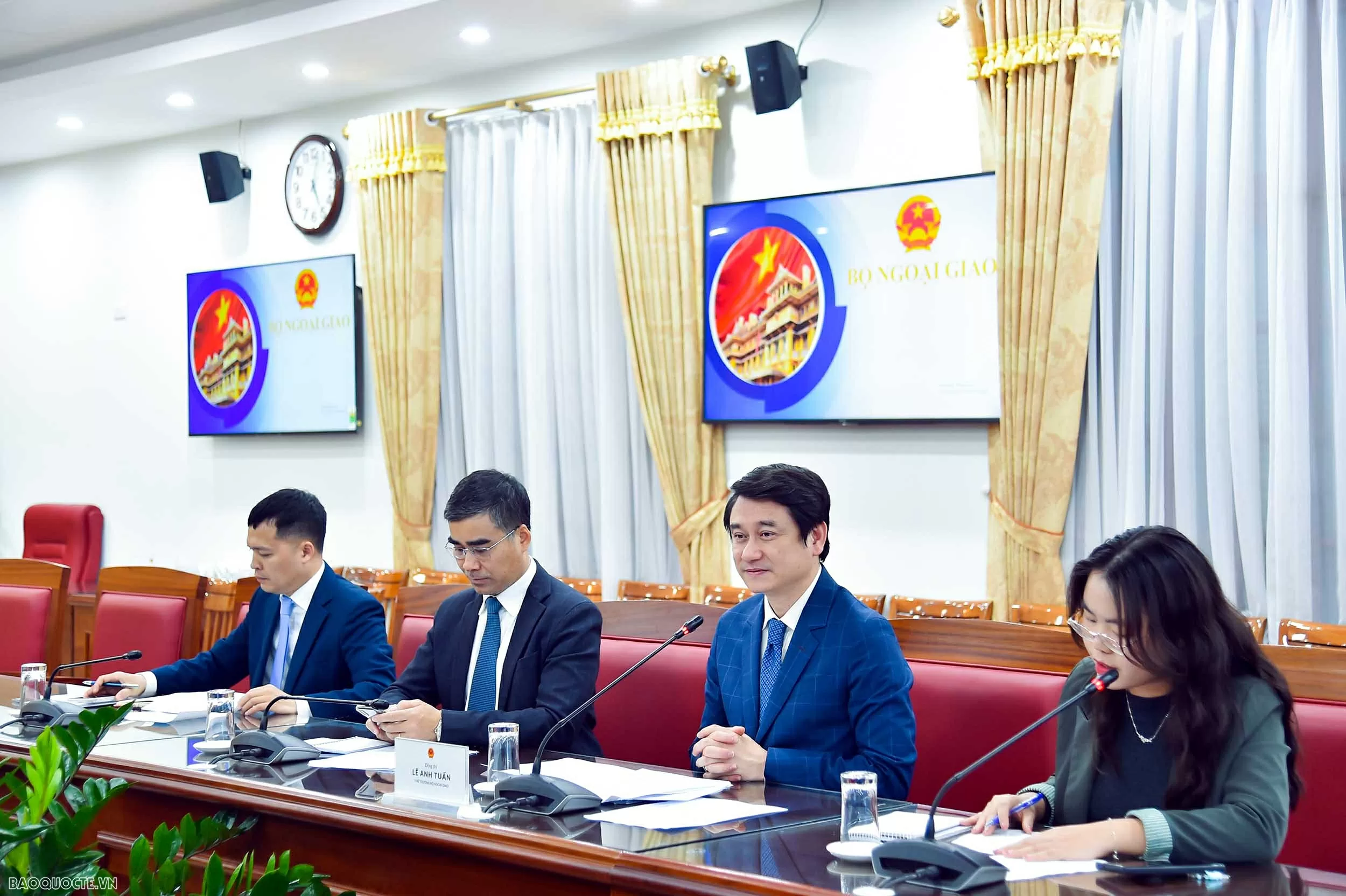 סגן שר החוץ לה אן טואן מקבל את פני שגרירי מדינות אפריקה שאינן תושבות בווייטנאם. Thứ trưởng Ngoại giao Lê Anh Tuấn tiếp Đại sứ các nước châu Phi không thường trú tại Việt Nam