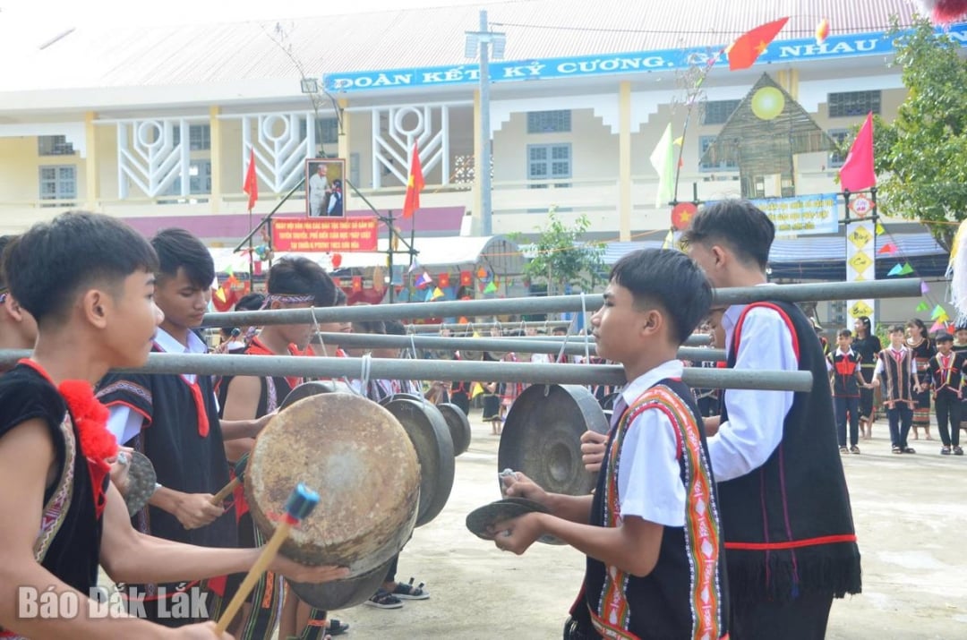 Các em học sinh tham gia Hội thi văn hóa cồng chiêng tại ngày hội.