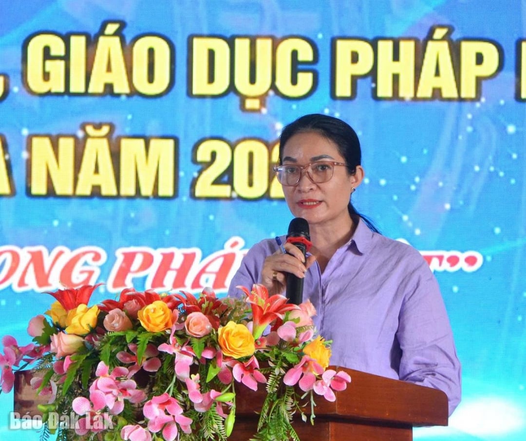 Bà Nay HNan, Phó Giám đốc Sở Tôn giáo và Dân tộc tỉnh phát biểu tại ngày hội.