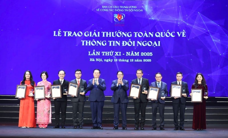 Prim-ministrul Pham Minh Chinh și membrul Biroului Politic, secretarul Comitetului Central al Partidului Comunist din Vietnam, șeful Comitetului Director Central pentru Informații Externe și directorul Departamentului Politic General al Armatei Populare din Vietnam, Nguyen Trong Nghia, au înmânat autorilor Premiul I. (Foto: Hoai Nam/Vietnam+)
