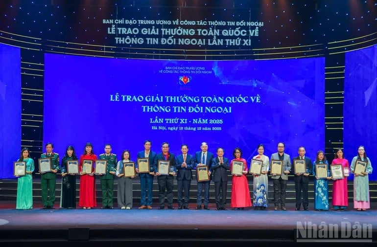 Șeful Departamentului Central de Propagandă și Mobilizare în Masă, Trinh Van Quyet, viceprim-ministrul Bui Thanh Son, alături de autorii și grupurile de autori care au câștigat Premiul al II-lea. (Foto: The Dai)