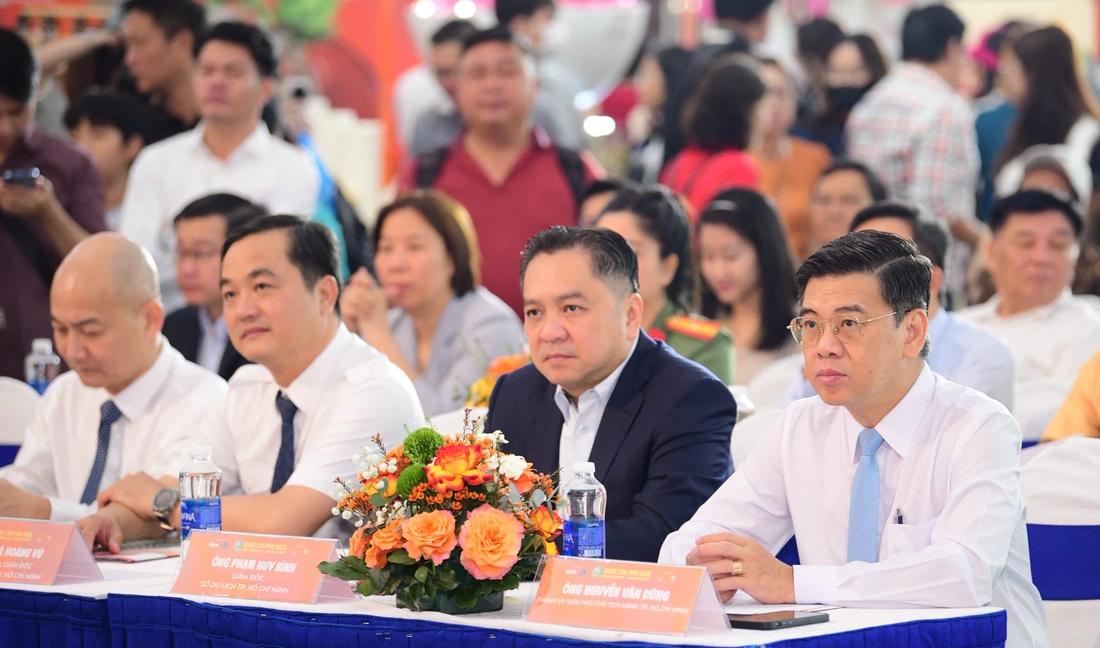 Opening of Pho Day: Two days filled with the fragrant aroma of pho from all regions of Ho Chi Minh City begin - Photo 2. Ngày của Phở - Ảnh 8.