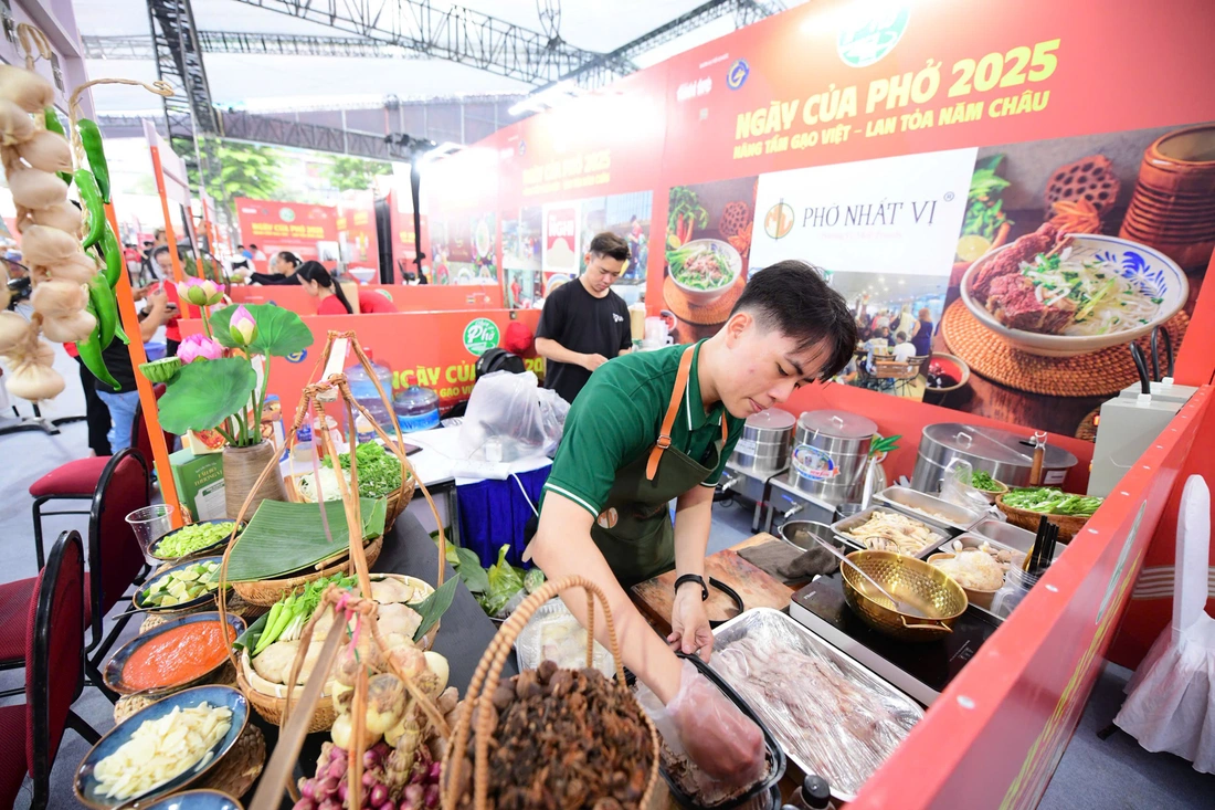 Opening of Pho Day: Two days filled with the fragrant aroma of pho from all regions of Ho Chi Minh City begin - Photo 4. Ngày của Phở - Ảnh 14.