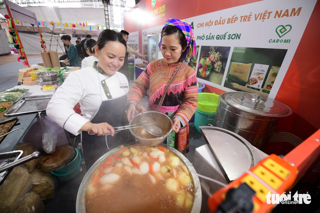 Locals and tourists arrive very early to enjoy a hot bowl of pho to start the day - Photo 1. Ngày của Phở - Ảnh 15.