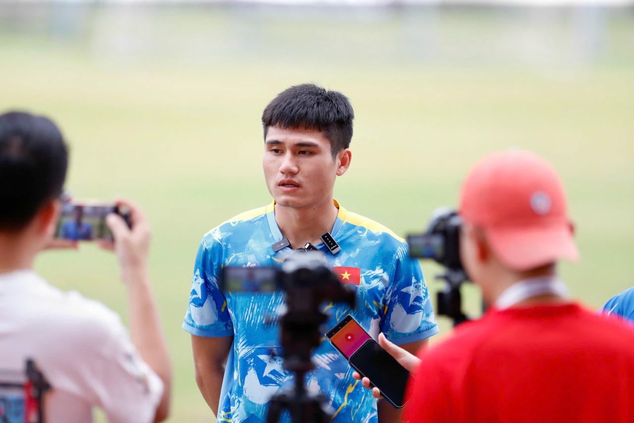 Le joueur Nguyen Phi Hoang a déclaré que l'équipe vietnamienne des moins de 22 ans se préparera bien pour la demi-finale contre les Philippines (Photo : VFF)