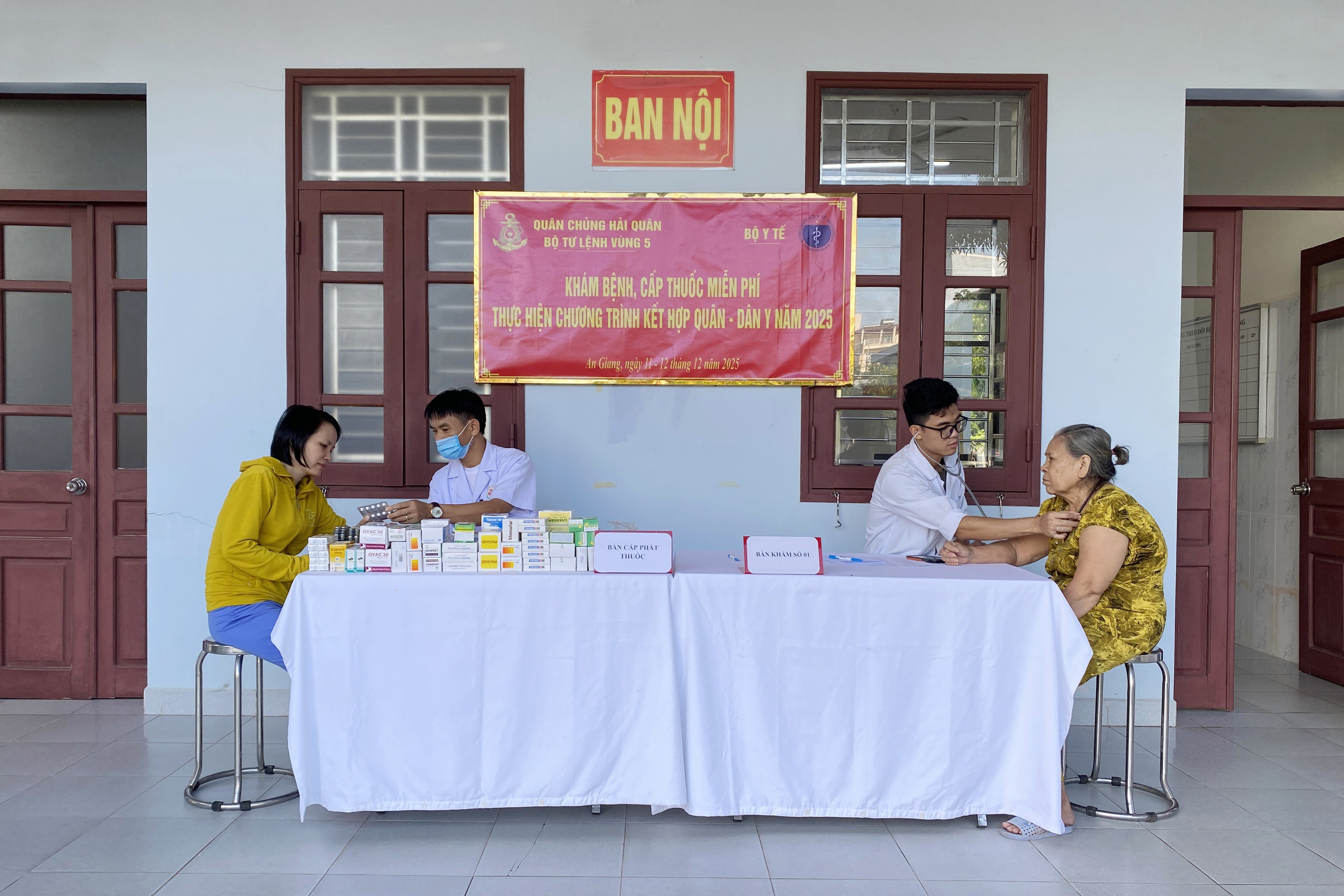 Naval Region 5 provides free medical examinations and medication to families entitled to preferential treatment. Vùng 5 Hải quân khám bệnh, cấp thuốc miễn phí cho các gia đình chính sách