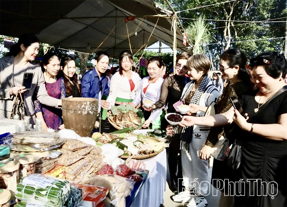 ງານບຸນປະເພນີ Com De ທີ່ເປັນເອກະລັກສະເພາະ.