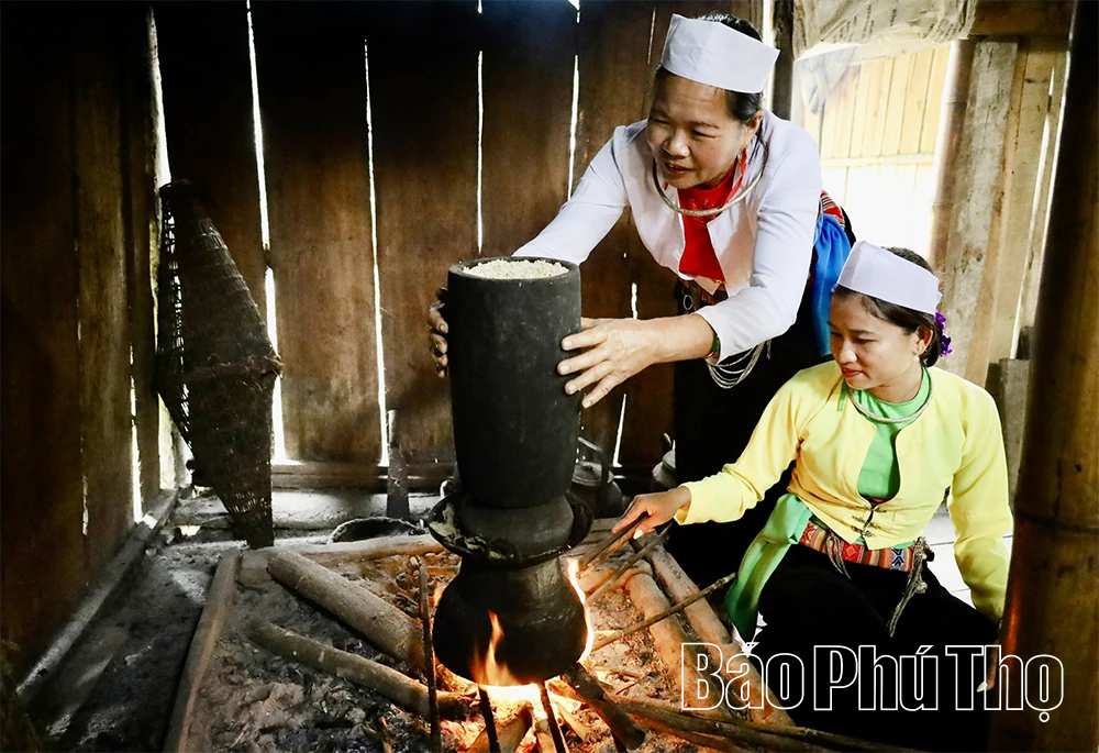 ງານບຸນປະເພນີ Com De ທີ່ເປັນເອກະລັກສະເພາະ.