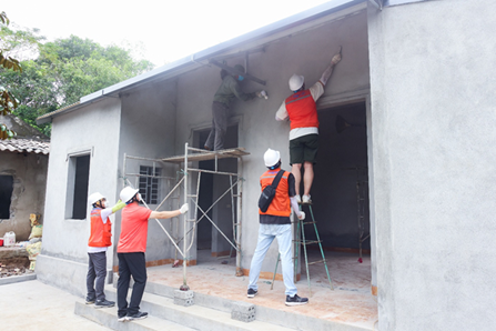 Команда оказывала поддержку в строительстве или ремонте домов, а также непосредственно выполняла малярные работы для 10 малообеспеченных семей. Đoàn đã hỗ trợ xây mới hoặc sửa chữa nhà ở, đồng thời tiến hành trực tiếp thi công hoàn thiện phần sơn cho 10 hộ gia đình có hoàn cảnh khó khăn.