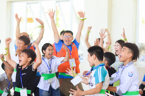 В средней школе имени Фам Ван Хинь (коммуна Тай До) делегация организовала спортивный фестиваль и обмен опытом, в рамках которого 110 ученикам было предложено украсить традиционные вьетнамские конические шляпы. Tại Trường THCS Phạm Văn Hinh (xã Tây Đô), đoàn đã tổ chức ngày hội thể thao và hoạt động giao lưu trang trí nón lá truyền thống Việt Nam cho 110 học sinh.
