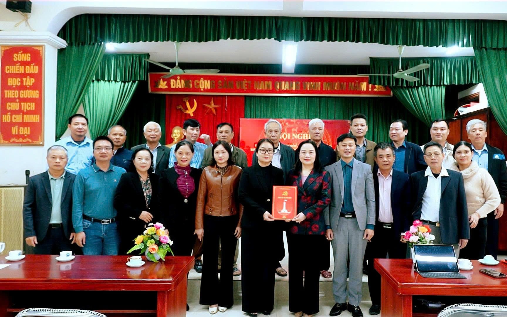 Xã Vân Đình tổ chức ra mắt đồng loạt điểm “Cử tri hỏi - đại biểu trả lời” tại 6/6 Tổ đại biểu HĐND xã khóa I.