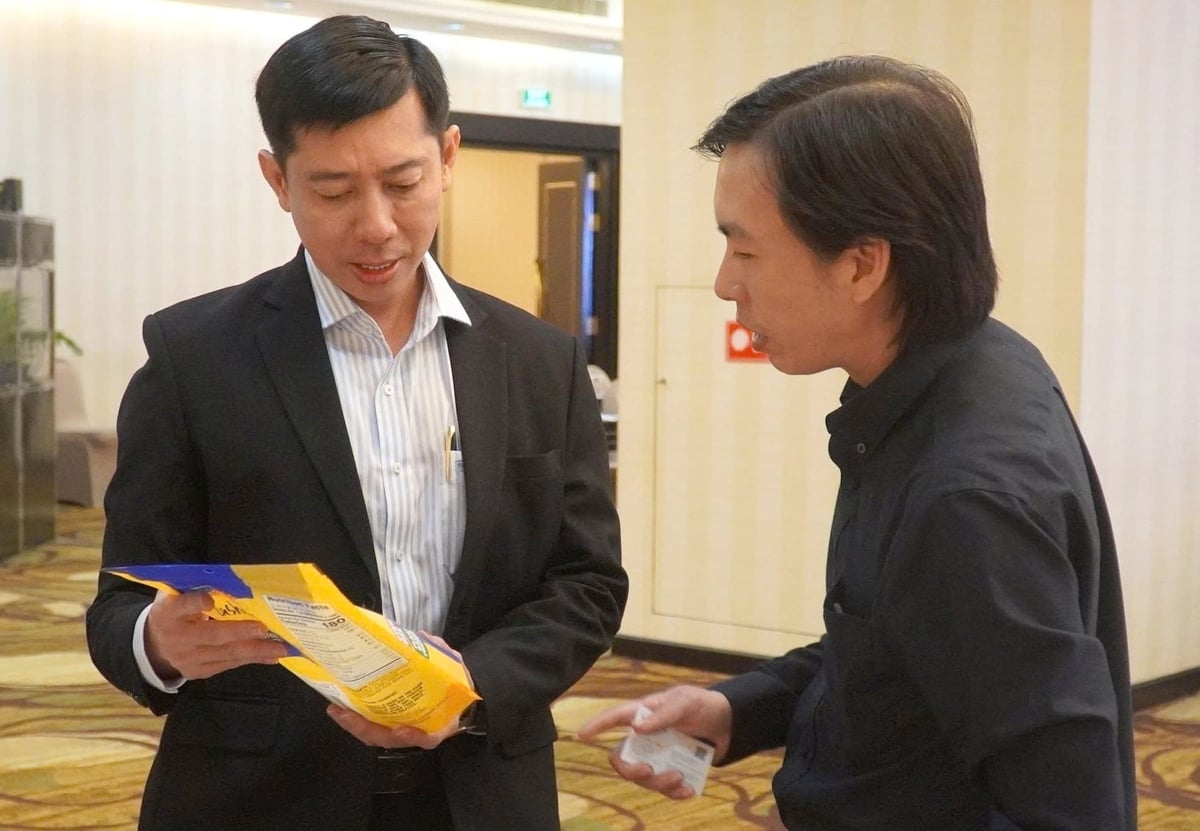 Herr Nguyen Ngoc Minh Thy (til venstre) introduserer en type matemballasje fra Liksin. Foto: Son Trang. Ông Nguyễn Ngọc Minh Thy (trái), giới thiệu về một loại bao bì thực phẩm của Liksin. Ảnh: Sơn Trang.