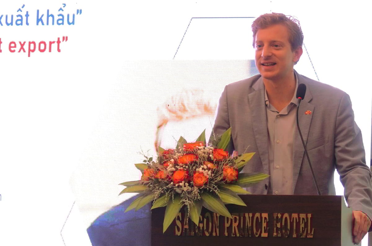 Herr Andri Meier taler på konferansen. Foto: Son Trang. Ông Andri Meier phát biểu tại Hội thảo. Ảnh: Sơn Trang.