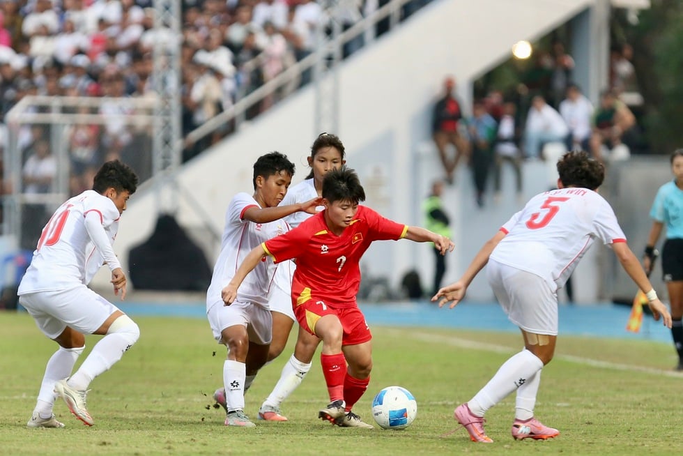 ຫຼັງຈາກເສຍໃຫ້ທີມຂອງຄູຝຶກ ມາຍ ດຶກ ຊຸງ, ຄູຝຶກທີມຊາດຍິງມຽນມາໄດ້ລາອອກຈາກຕຳແໜ່ງຢ່າງເຈັບປວດ - ຮູບທີ 1. Thua thầy trò HLV Mai Đức Chung, HLV đội tuyển nữ Myanmar đau đớn rời ghế nóng- Ảnh 1.