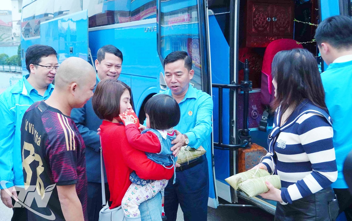Leiders van de provinciale vakbond namen afscheid van de werknemers die voor Tet (Vietnamees Nieuwjaar) naar huis terugkeerden met een gratis busreis.