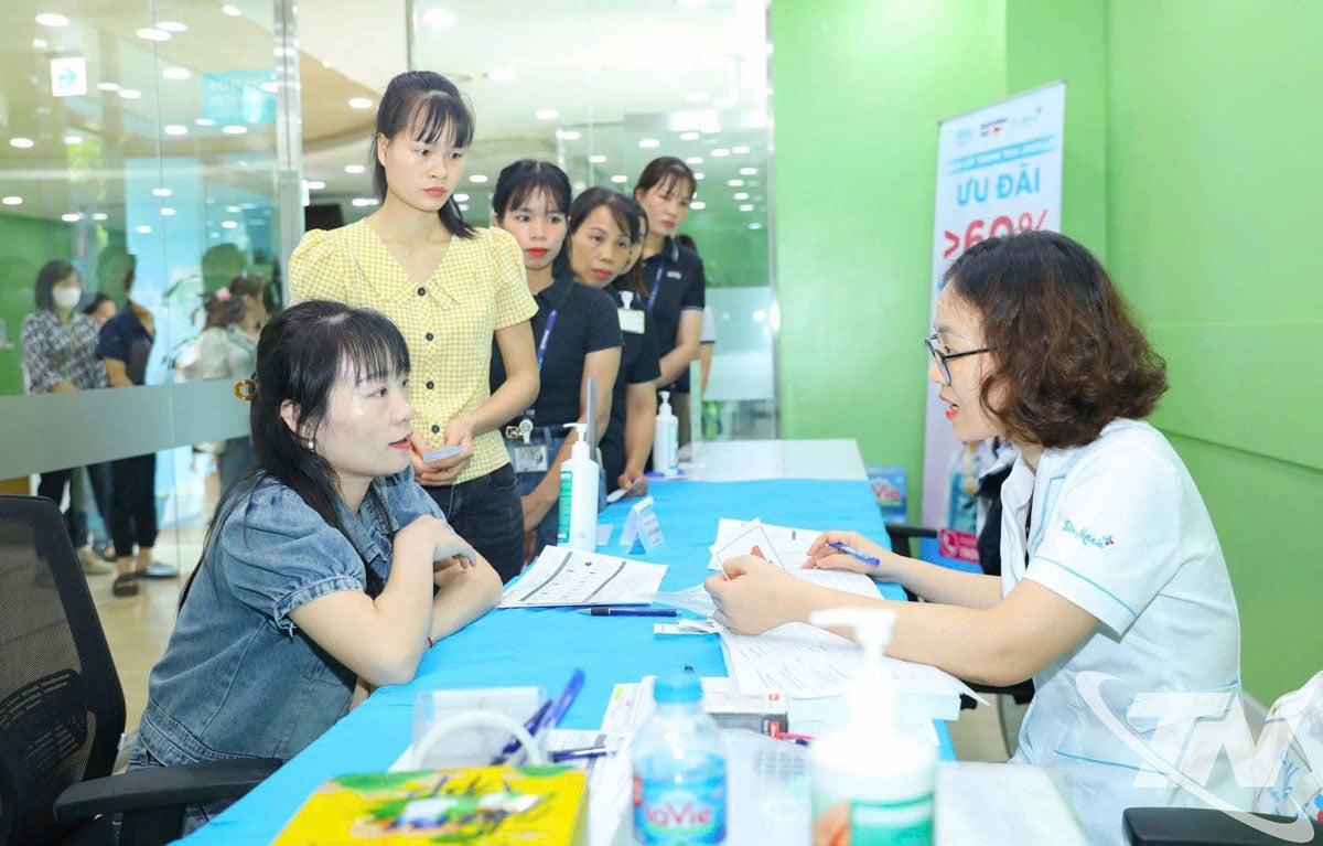 Vrouwelijke werknemers in bedrijven in de hele provincie ontvangen gratis gezondheidschecks en -consultaties.