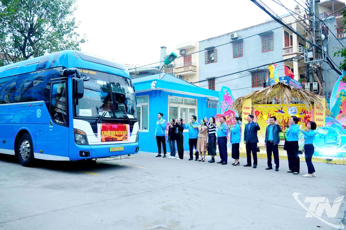 Leiders van de provinciale vakbond namen afscheid van de werknemers die voor Tet (Vietnamees Nieuwjaar) naar huis terugkeerden met een gratis busreis.