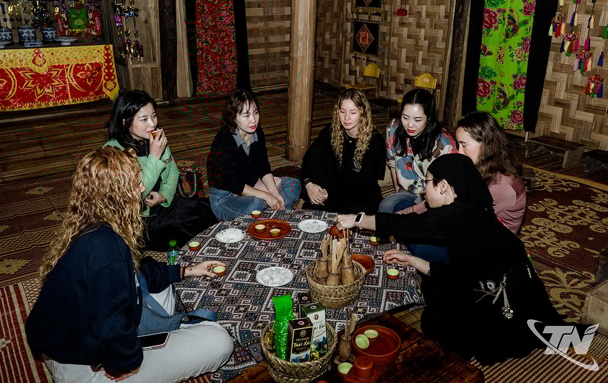 Thee drinken in een paalwoning – een ervaring waarbij je je onderdompelt in het ritme van het dorpsleven.