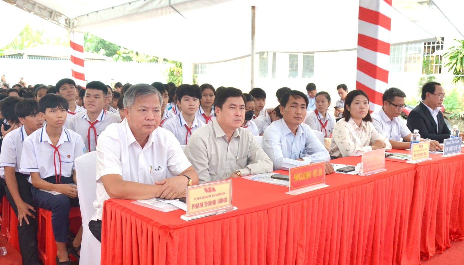 Lebih dari 400 pekerja di komune Son Kien menerima layanan konseling dan penempatan kerja.