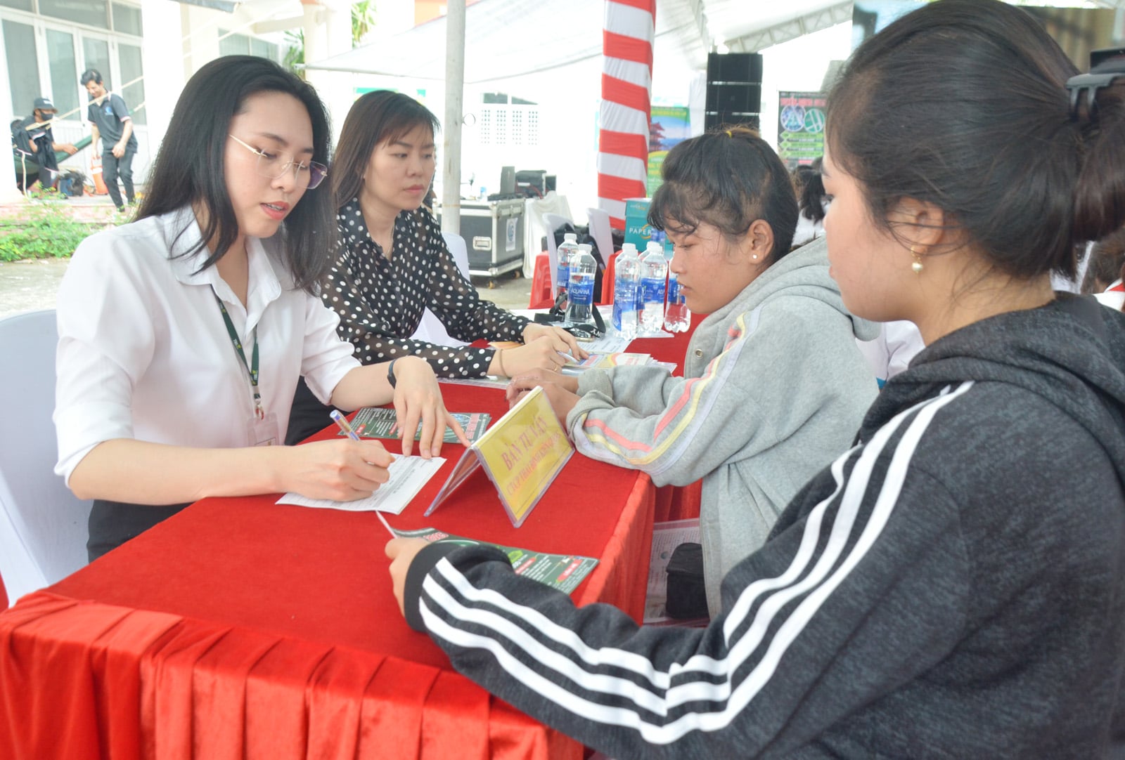 Lebih dari 400 pekerja di komune Son Kien menerima layanan konseling dan penempatan kerja.