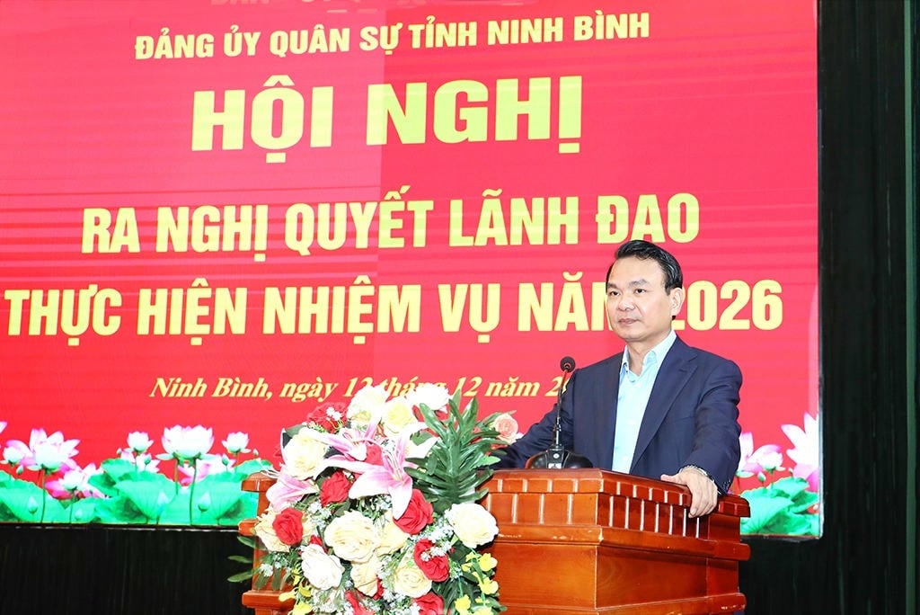 De heer Dang Xuan Phong, secretaris van het Provinciaal Partijcomité en secretaris van het Provinciaal Militair Partijcomité van Ninh Binh, hield een toespraak tijdens de conferentie.