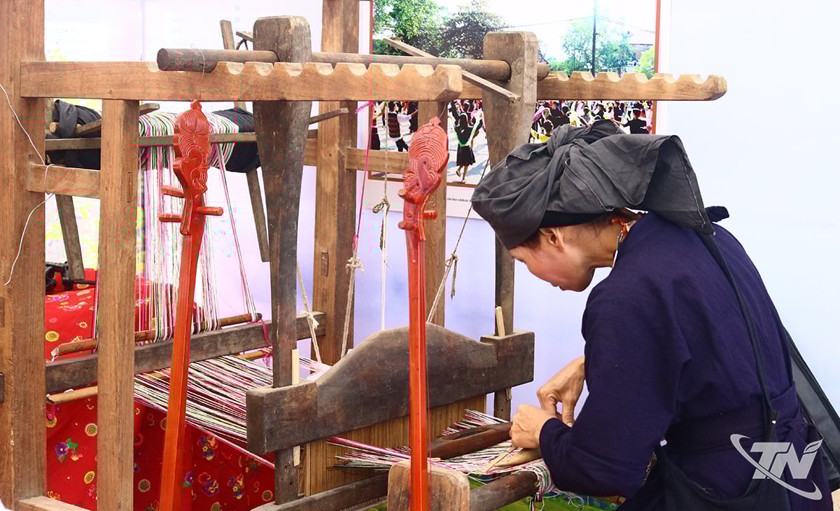 Díky rozvoji cestovního ruchu se podařilo oživit tradiční tkalcovské řemeslo místních obyvatel.