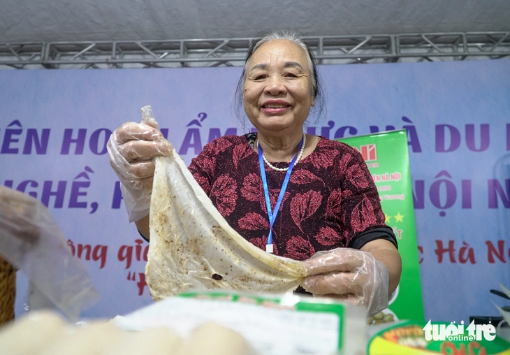 Menikmati kerajinan tembikar Bat Trang dan lumpia Thanh Tri di jalan pejalan kaki Trinh Cong Son akhir pekan ini - Foto 1. Cuối tuần ăn cỗ Bát Tràng, bánh cuốn Thanh Trì… ở phố đi bộ Trịnh Công Sơn - Ảnh 1.