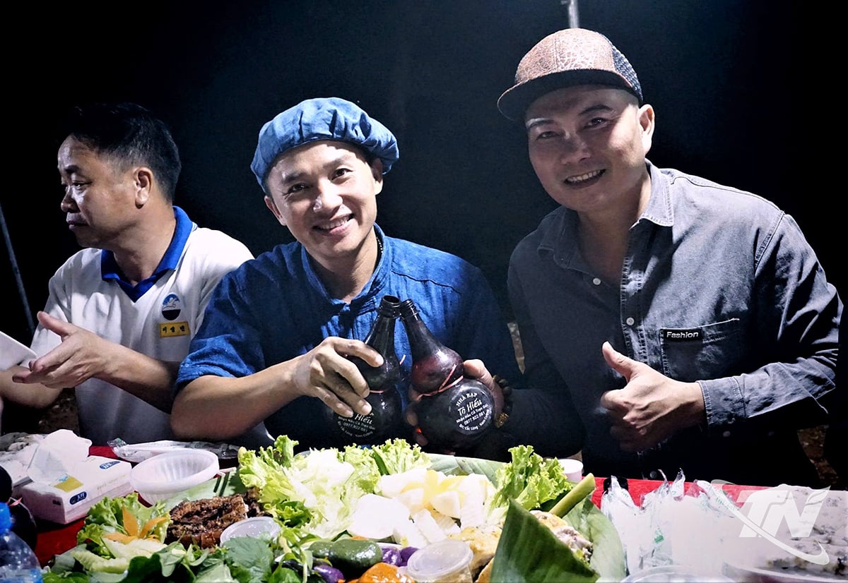 Turisté jsou nadšeni tradiční kuchyní etnických menšin.