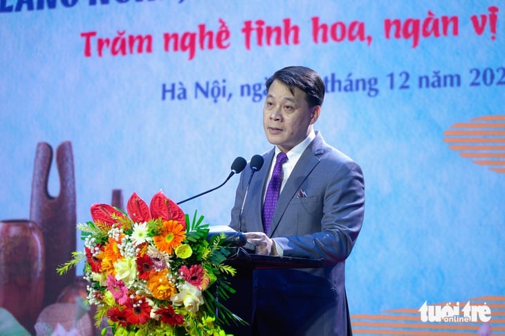 Menikmati kerajinan tembikar Bat Trang dan lumpia Thanh Tri di jalan pejalan kaki Trinh Cong Son akhir pekan ini - Foto 2. Cuối tuần ăn cỗ Bát Tràng, bánh cuốn Thanh Trì… ở phố đi bộ Trịnh Công Sơn - Ảnh 2.